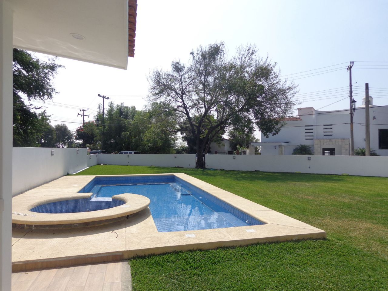 {"esp":"ALBERCA CON JACUZZI","ing":""}