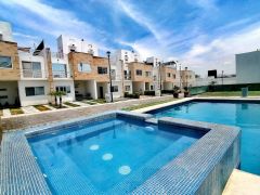 {"esp":"ALBERCA CON JACUZZI","ing":""}